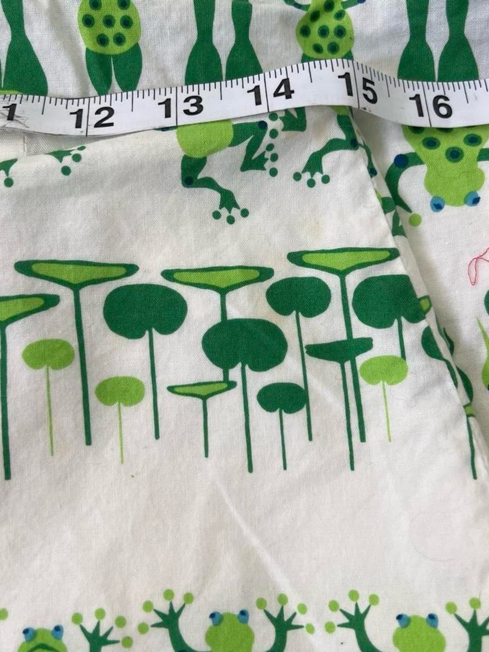 Unique Vintage White Midi Skirt with Green Frog Print - Picture 4 of 4